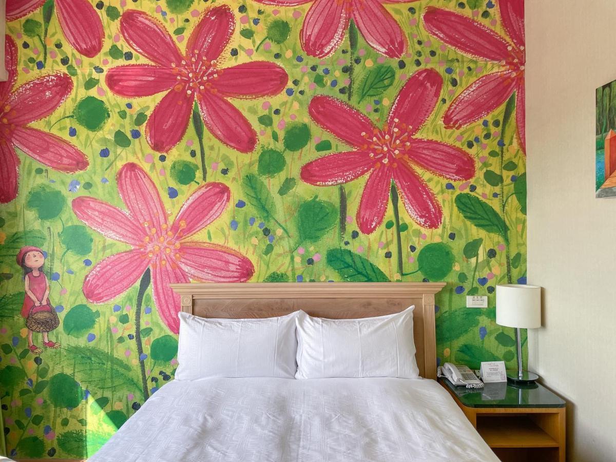 Chateau De Chine Hotel Hualien Luaran gambar Mural in a hotel room