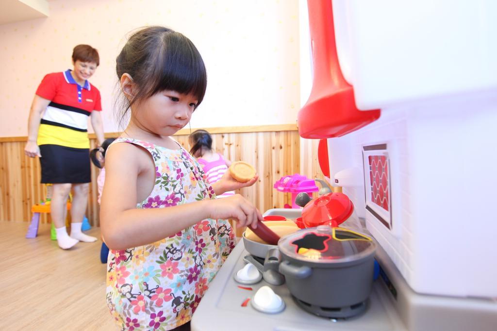 Chateau De Chine Hotel Hualien Luaran gambar Child playing with toys