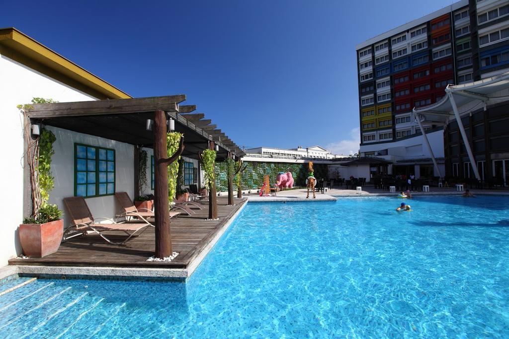 Chateau De Chine Hotel Hualien Luaran gambar The swimming pool at the hotel