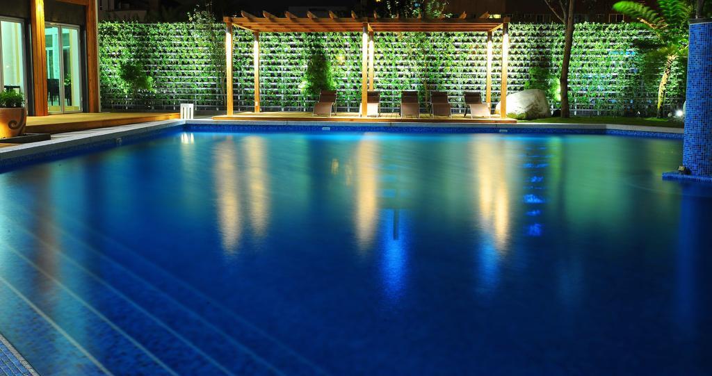 Chateau De Chine Hotel Hualien Luaran gambar A swimming pool at night