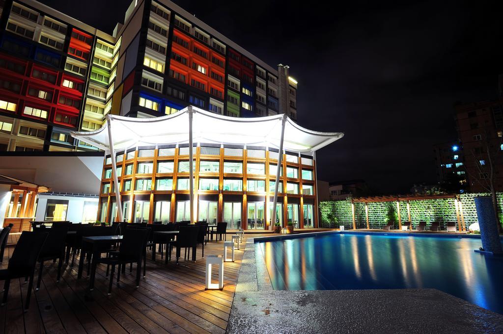 Chateau De Chine Hotel Hualien Luaran gambar The swimming pool at the hotel