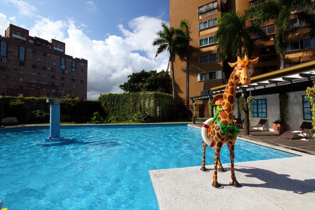 Chateau De Chine Hotel Hualien Luaran gambar Swimming pool at the hotel