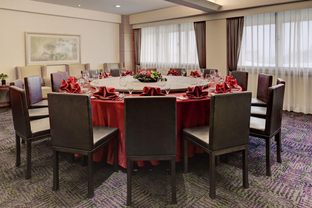 Chateau De Chine Hotel Hualien Luaran gambar A round table with chairs