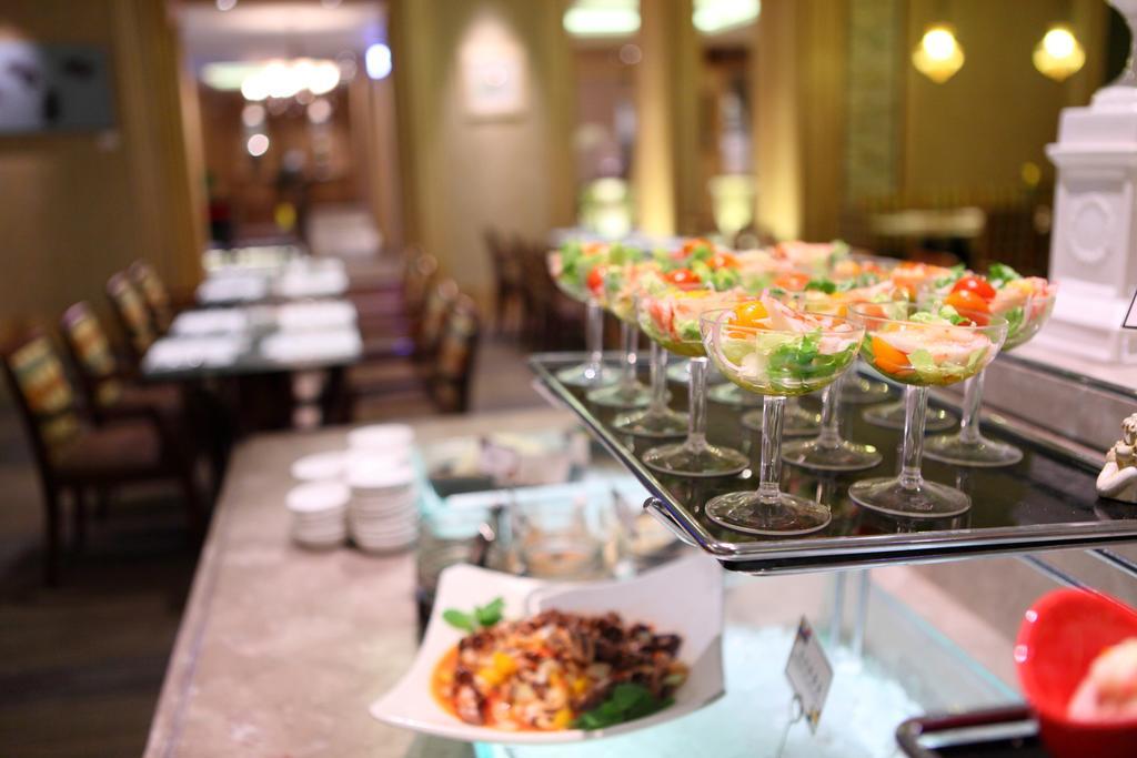 Chateau De Chine Hotel Hualien Luaran gambar A buffet at a hotel