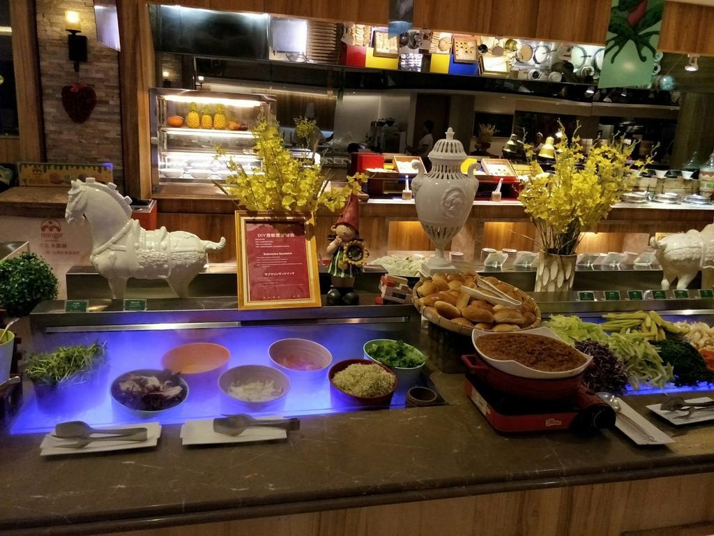 Chateau De Chine Hotel Hualien Luaran gambar A salad bar